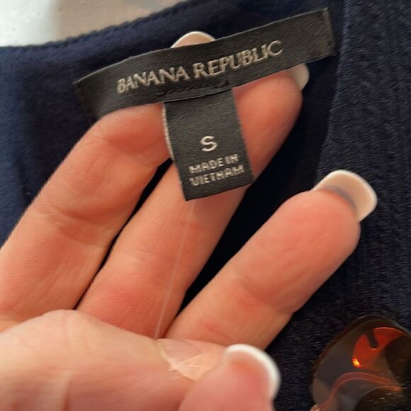 Banana Republic Flower Broach Crepe Navy Top. Size Small. - Picture 5 of 10